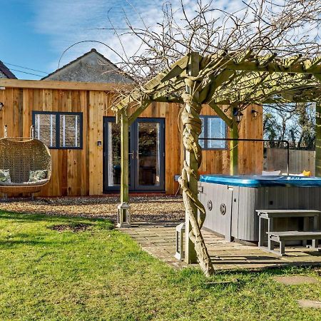 Wisteria View With Hottub & Cabin Sleeps 20 Chippenham  Extérieur photo