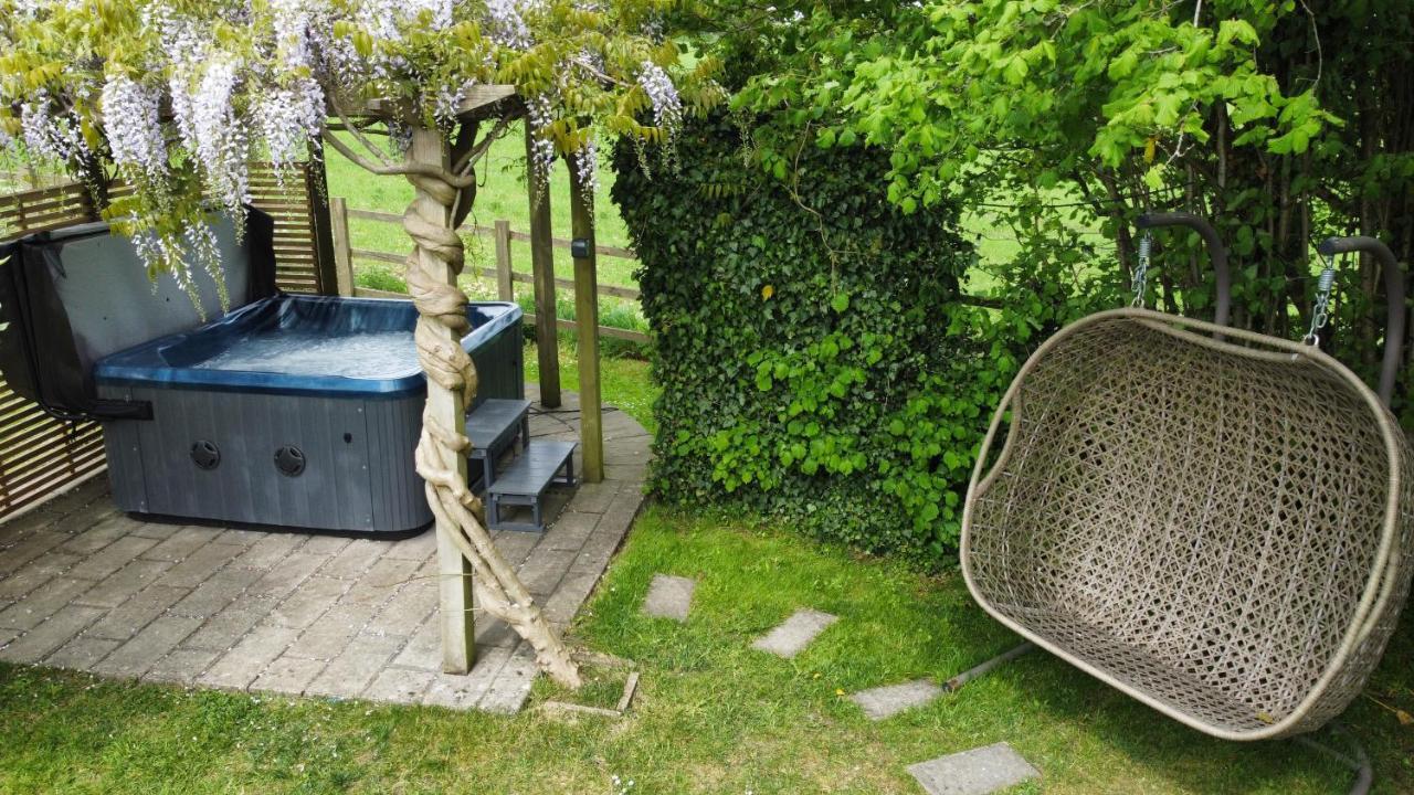 Wisteria View With Hottub & Cabin Sleeps 20 Chippenham  Extérieur photo