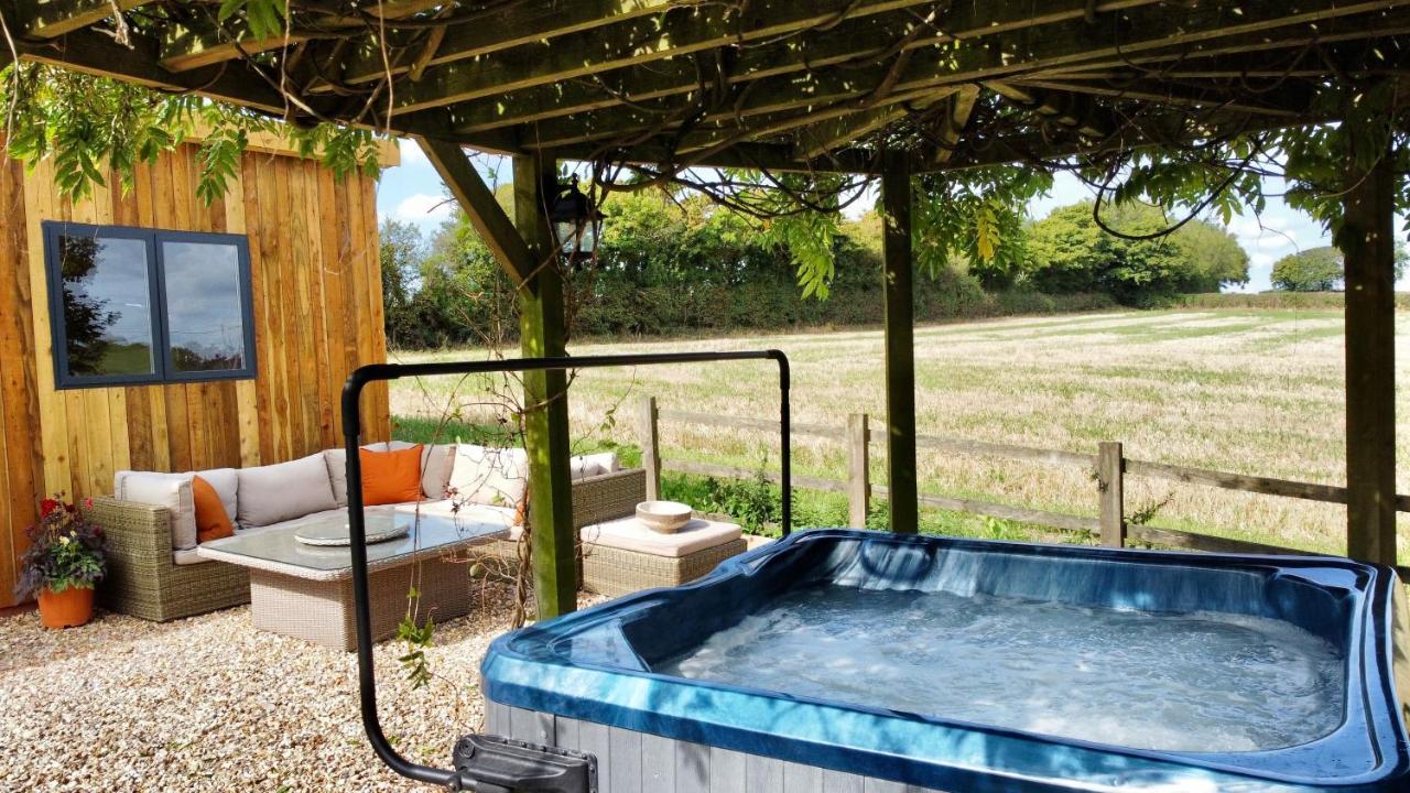 Wisteria View With Hottub & Cabin Sleeps 20 Chippenham  Extérieur photo