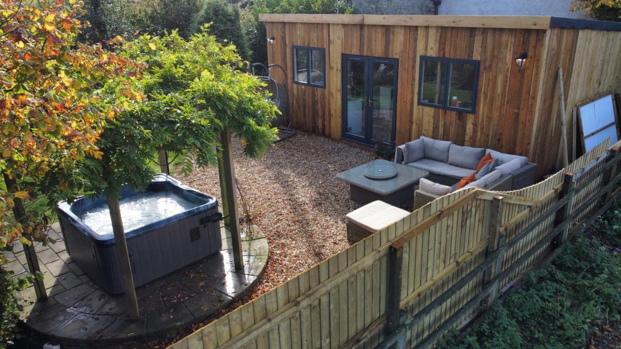Wisteria View With Hottub & Cabin Sleeps 20 Chippenham  Extérieur photo