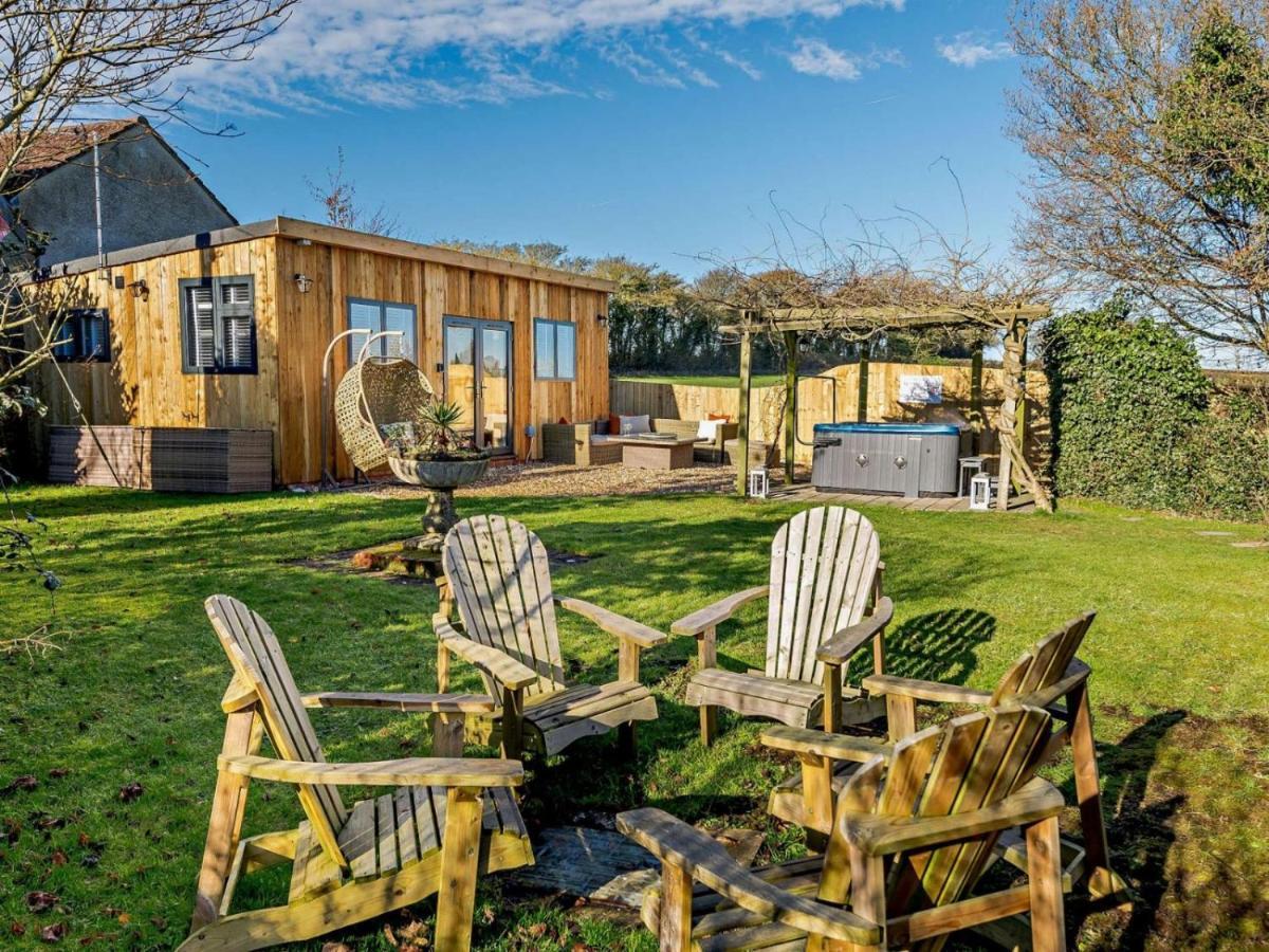 Wisteria View With Hottub & Cabin Sleeps 20 Chippenham  Extérieur photo
