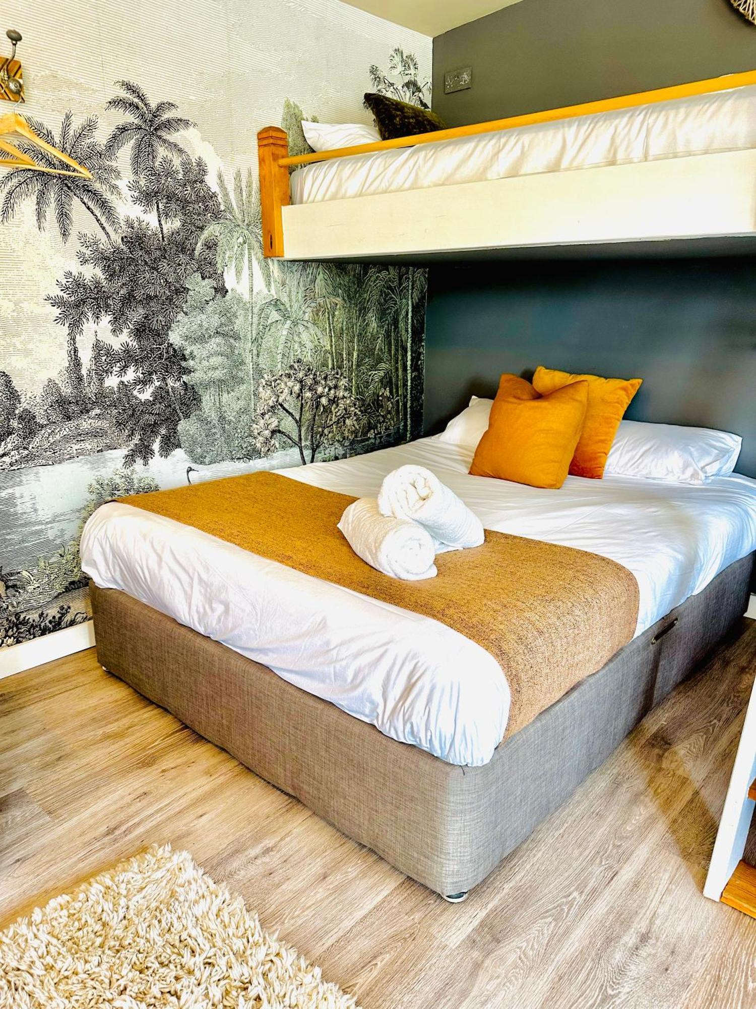 Wisteria View With Hottub & Cabin Sleeps 20 Chippenham  Extérieur photo